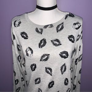 NEW Cupio Grey and Black Kisses Top